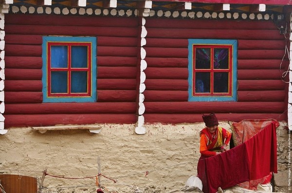 Màu sơn đỏ truyền thống trên vách một ngôi nhà